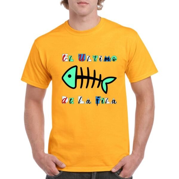 Camiseta unisex de color naranja personalizada con el nombre del grupo mitico EL ULTIMO DE LA FILA con la tipografia de uno de sus grandes album y una raspar con la cabeza y la cola de color verde agua