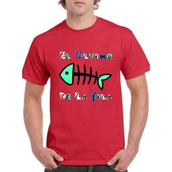 Camiseta unisex de color rojo personalizada con el nombre del grupo mitico EL ULTIMO DE LA FILA con la tipografia de uno de sus grandes album y una raspar con la cabeza y la cola de color verde agua