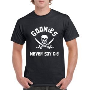 Camiseta unisex de color negro, personalizada con el famoso logo de la pelicula THE GOONIES, confeccionado por una calavera, dos sables cruzados y la frase never say die