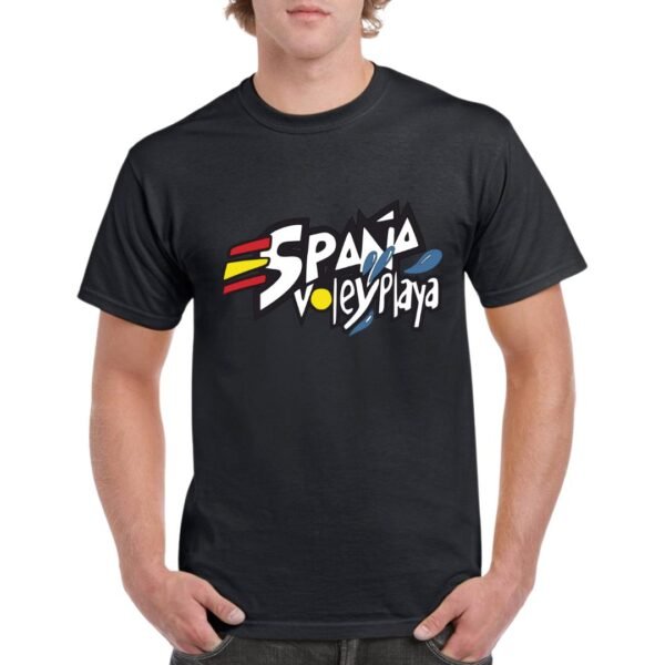 Camiseta de color negro personalizada con un diseño exclusivo de ESPAÑA VOLEY PLAYA. Destacatar que la E de España esta identificada con los colores de la bandera española.