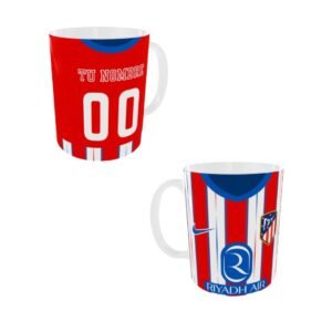 Taza de ceramica blanca de 11 onzas, personalizada con la camiseta oficial del AT. MADRID 24-25 personalizada con el nombre y numero de dorsal que quiera el comprador.
