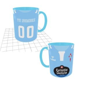 Taza de ceramica de 11 onzas, con asa e interior de color azul celeste, personalizada con la camiseta oficial del Real Club Celta de Vigo 2024-2025, personalizable con el nombre y dorsal que el comprador designe.