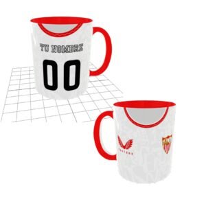 Taza cerámica de 11 onzas blanca con la asa y el interior de color rojo, personalizada con la camiseta oficial del SEVILLA F.C. 2024-25, con la posibilidad de personalizar el nombre y el dorsal con el numero que el comprador quiera.