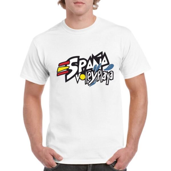 Camiseta de color blanco personalizada con un diseño exclusivo de ESPAÑA VOLEY PLAYA. Destacatar que la E de España esta identificada con los colores de la bandera española.