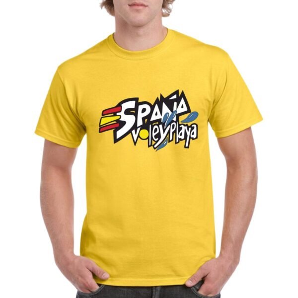 Camiseta de color amarillo personalizada con un diseño exclusivo de ESPAÑA VOLEY PLAYA. Destacatar que la E de España esta identificada con los colores de la bandera española.