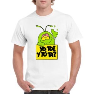 Camiseta de color blanco, personalizada con la iconica imagen de BOLLY, dibujo que vio la luz con la famosa marca de dulces para niños BOLLYCAO. En la parte inferior aparece una de sus frases, en este caso "YO TOY, Y TU TA?"