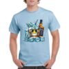 Camiseta unisex de color azul celeste personalizada con una ilustracion caricaturesca de un vaso con cubitos de hielo y una botella de bourbon JACK DANIELS