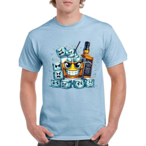 Camiseta unisex de color azul celeste personalizada con una ilustracion caricaturesca de un vaso con cubitos de hielo y una botella de bourbon JACK DANIELS