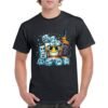 Camiseta unisex de color negro personalizada con una ilustracion caricaturesca de un vaso con cubitos de hielo y una botella de bourbon JACK DANIELS