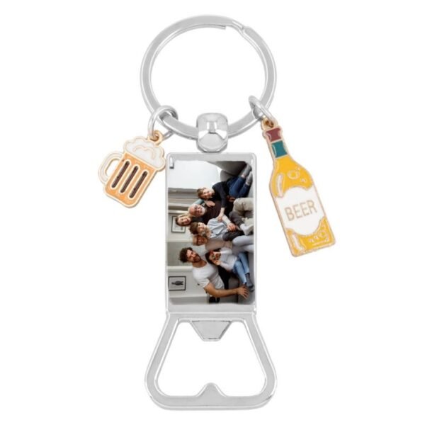 Llavero metalico color plata metalizado, con abridor de botellines, con dos colgantes con motivos cerveceros y una placa central para añadir una foto personalizada