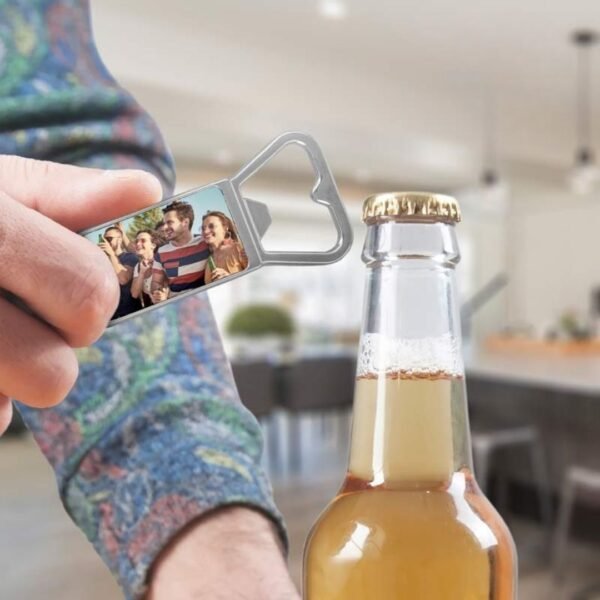 Llavero metalico color plata metalizado, con abridor de botellines, con dos colgantes con motivos cerveceros y una placa central para añadir una foto personalizada