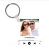 Llavero de aluminio personalizado con imagen de la app SPOTIFY con fondo color blanco, con foto, nombres y fechas de la pareja