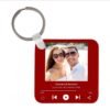 Llavero de aluminio personalizado con imagen de la app SPOTIFY con fondo color rojo, con foto, nombres y fechas de la pareja
