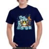 Camiseta unisex de color azul marino personalizada con una ilustracion caricaturesca de un vaso con cubitos de hielo y una botella de bourbon JACK DANIELS
