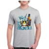 Camiseta unisex de color gris personalizada con una ilustracion caricaturesca de un vaso con cubitos de hielo y una botella de bourbon JACK DANIELS