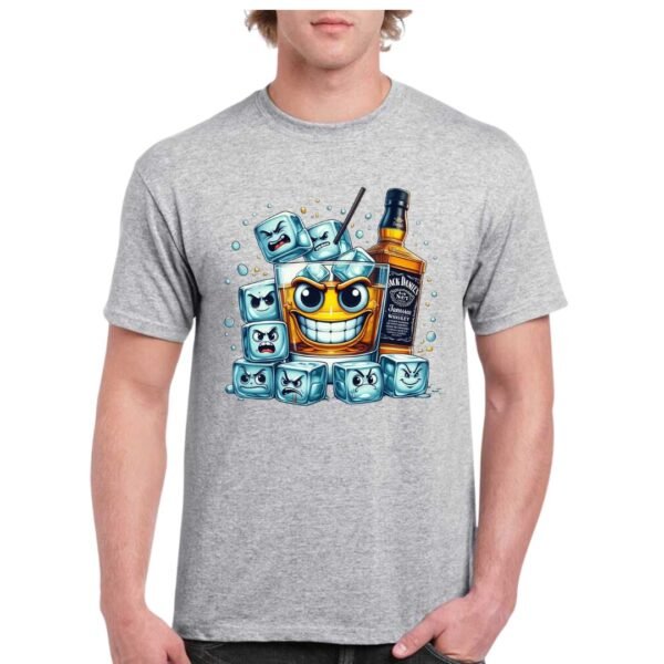 Camiseta unisex de color gris personalizada con una ilustracion caricaturesca de un vaso con cubitos de hielo y una botella de bourbon JACK DANIELS