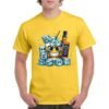 Camiseta unisex de color amarillo personalizada con una ilustracion caricaturesca de un vaso con cubitos de hielo y una botella de bourbon JACK DANIELS