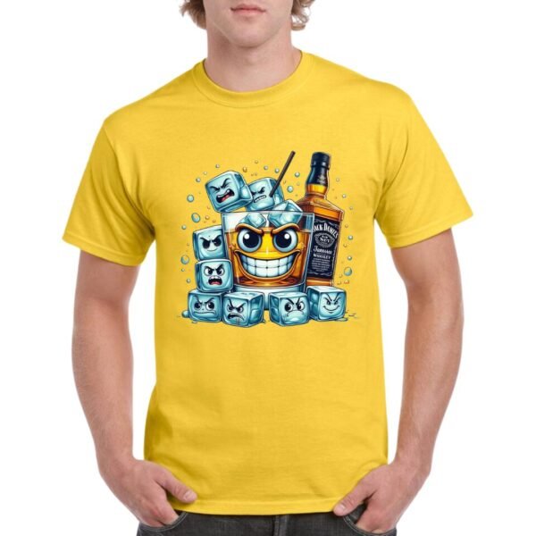 Camiseta unisex de color amarillo personalizada con una ilustracion caricaturesca de un vaso con cubitos de hielo y una botella de bourbon JACK DANIELS