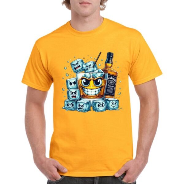 Camiseta unisex de color naranja personalizada con una ilustracion caricaturesca de un vaso con cubitos de hielo y una botella de bourbon JACK DANIELS