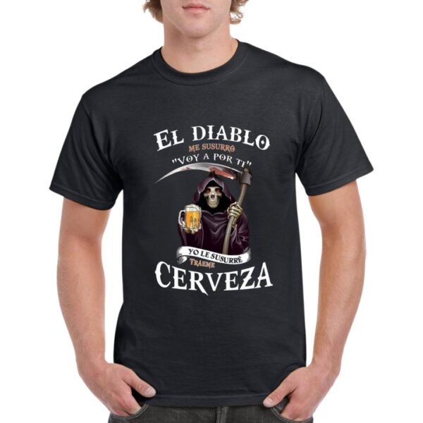 Camiseta de algodón de color negro personalizada con la divertida imagen de la muerte con la guadaña en una mano y una jarra de cerveza en la otra