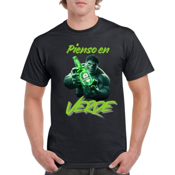 Camiseta de algodon de color negro personalizada con el famoso personaje de Marvel HULK, con una cerveza HEINNEKEN en la mana y junto a la frase de YO PIENSO EN VERDE