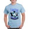 Camiseta azul celeste con estampado de Snoopy relajándose en un flotador con bebida, texto 'Summertime!' en color azul — camiseta divertida de verano para hombre.