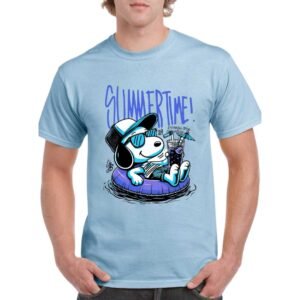 Camiseta azul celeste con estampado de Snoopy relajándose en un flotador con bebida, texto 'Summertime!' en color azul — camiseta divertida de verano para hombre.
