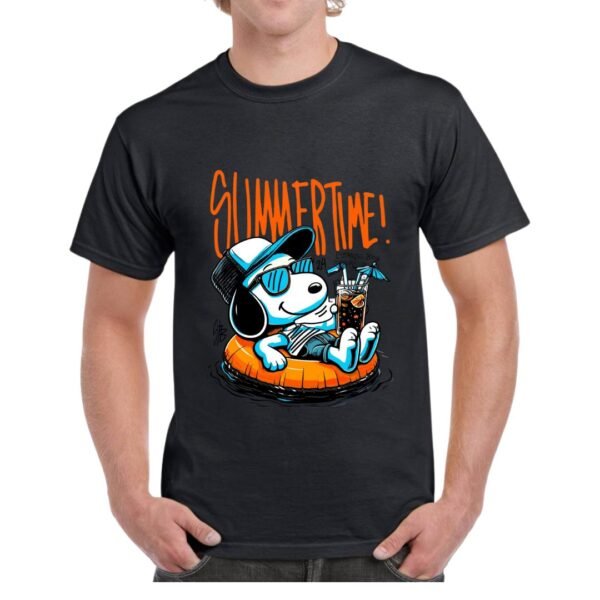 Camiseta negra con estampado de Snoopy relajándose en un flotador con bebida, texto 'Summertime!' en color naranja — camiseta divertida de verano para hombre.
