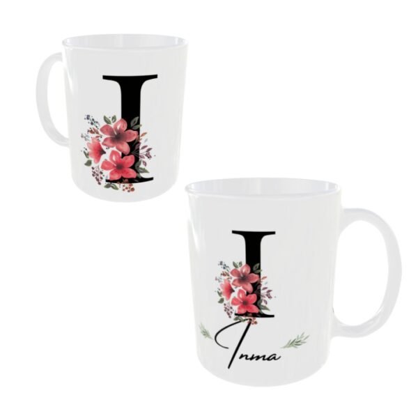 Taza cerámica de color blanco personalizable con el nombre de mujer y su inicial con unos ornamentos florales
