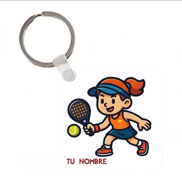 Llavero de aluminio cuadrado personalizado con un dibujo divertido de un chica jugando al padel