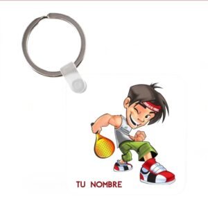 Llavero de aluminio cuadrado personalizado con un dibujo divertido de un chico jugando al padel
