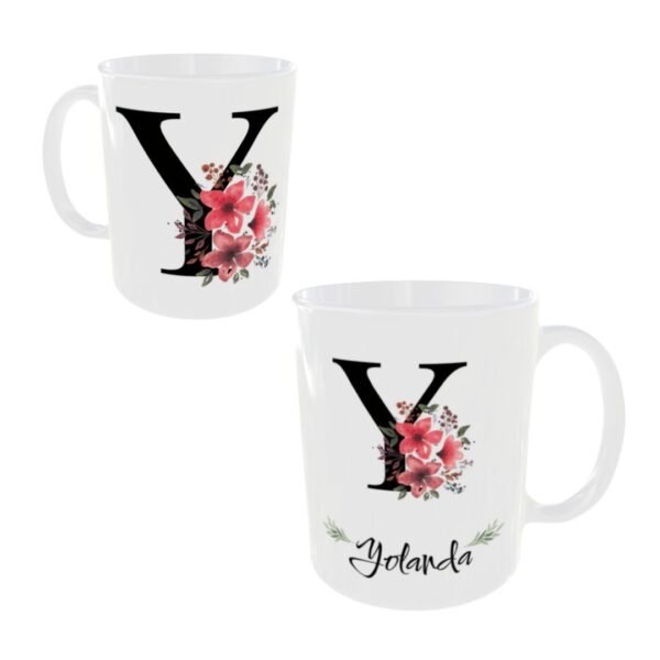 Taza cerámica de color blanco personalizable con el nombre de mujer y su inicial con unos ornamentos florales