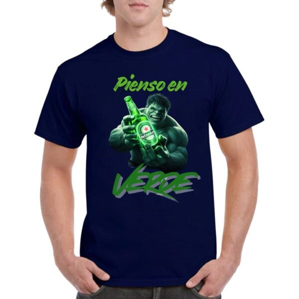 Camiseta de algodon de color azul marino personalizada con el famoso personaje de Marvel HULK, con una cerveza HEINNEKEN en la mana y junto a la frase de YO PIENSO EN VERDE