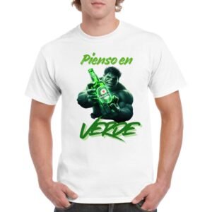 Camiseta de algodon de color blanco personalizada con el famoso personaje de Marvel HULK, con una cerveza HEINNEKEN en la mana y junto a la frase de YO PIENSO EN VERDE