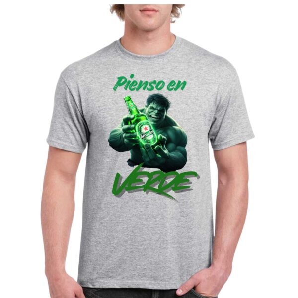 Camiseta de algodon de color gris personalizada con el famoso personaje de Marvel HULK, con una cerveza HEINNEKEN en la mana y junto a la frase de YO PIENSO EN VERDE