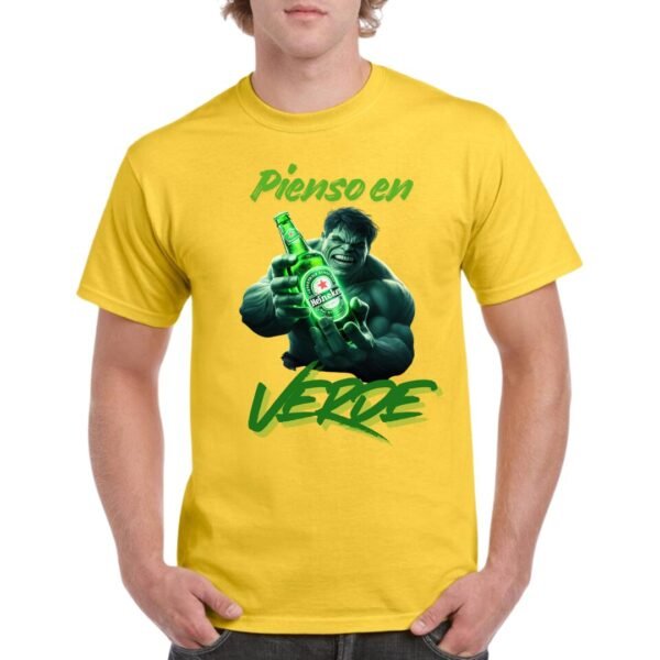 Camiseta de algodon de color amarillo personalizada con el famoso personaje de Marvel HULK, con una cerveza HEINNEKEN en la mana y junto a la frase de YO PIENSO EN VERDE