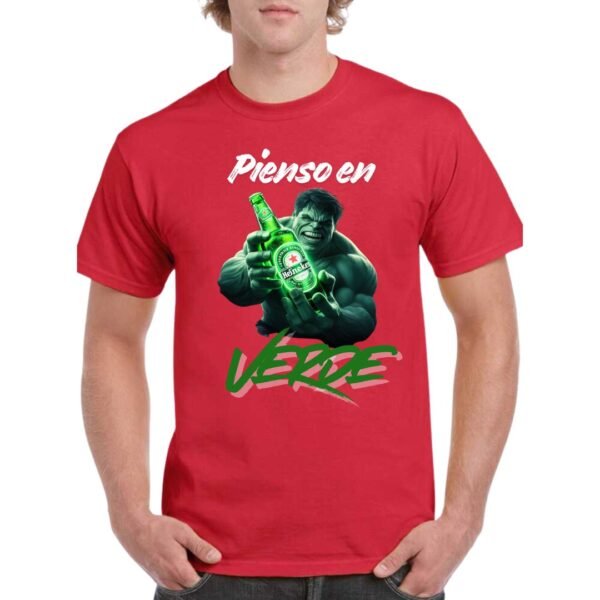 Camiseta de algodon de color rojo personalizada con el famoso personaje de Marvel HULK, con una cerveza HEINNEKEN en la mana y junto a la frase de YO PIENSO EN VERDE