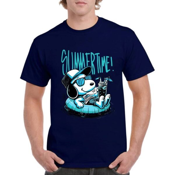 Camiseta azul marino con estampado de Snoopy relajándose en un flotador con bebida, texto 'Summertime!' en color azul — camiseta divertida de verano para hombre.