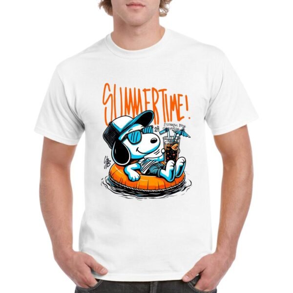 Camiseta blanca con estampado de Snoopy relajándose en un flotador con bebida, texto 'Summertime!' en color naranja — camiseta divertida de verano para hombre.