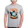 Camiseta gris con estampado de Snoopy relajándose en un flotador con bebida, texto 'Summertime!' en color naranja — camiseta divertida de verano para hombre.