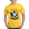 Camiseta amarilla con estampado de Snoopy relajándose en un flotador con bebida, texto 'Summertime!' en color naranja — camiseta divertida de verano para hombre.