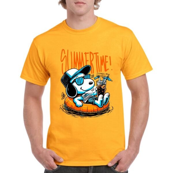 Camiseta naranja con estampado de Snoopy relajándose en un flotador con bebida, texto 'Summertime!' en color naranja — camiseta divertida de verano para hombre.