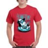 Camiseta roja con estampado de Snoopy relajándose en un flotador con bebida, texto 'Summertime!' en color azul — camiseta divertida de verano para hombre.