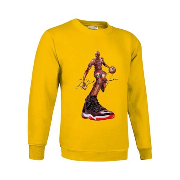 Sudadera clásica de color amarillo personalizada con una ilustración del grandisimo MICHAEL JORDAN con sus famosas zapatillas NIKE Air Jordan