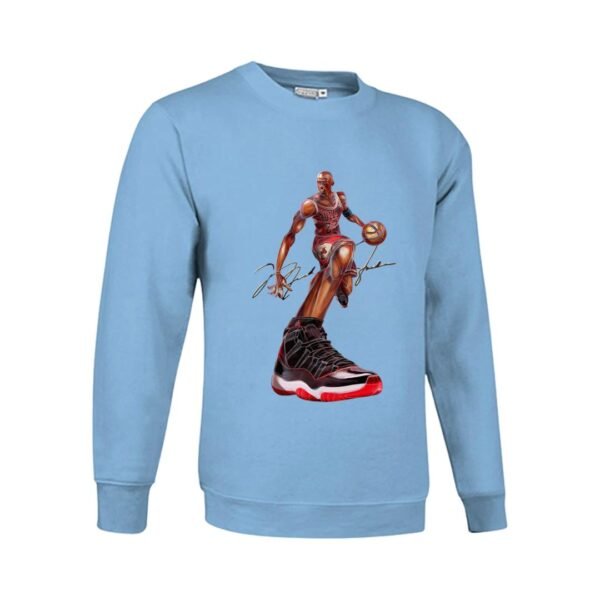 Sudadera clásica de color azul celeste personalizada con una ilustración del grandisimo MICHAEL JORDAN con sus famosas zapatillas NIKE Air Jordan