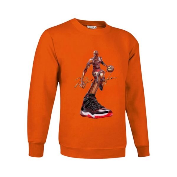 Sudadera clásica de color naranja personalizada con una ilustración del grandisimo MICHAEL JORDAN con sus famosas zapatillas NIKE Air Jordan