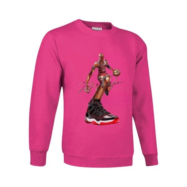 Sudadera clásica de color fucsia personalizada con una ilustración del grandisimo MICHAEL JORDAN con sus famosas zapatillas NIKE Air Jordan