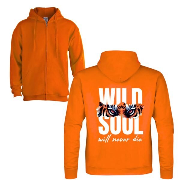 Sudadera unisex de color naranja con cremallera frontal y capucha, personalizada con la frase WILD SOUL WILL NEVER DIE y la imagen de la mirada de un tigre