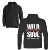 Sudadera unisex de color negra con cremallera frontal y capucha, personalizada con la frase WILD SOUL WILL NEVER DIE y la imagen de la mirada de un tigre