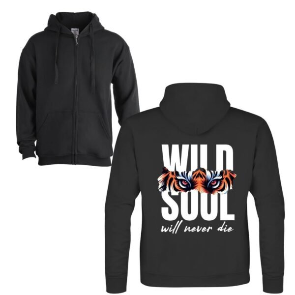 Sudadera unisex de color negra con cremallera frontal y capucha, personalizada con la frase WILD SOUL WILL NEVER DIE y la imagen de la mirada de un tigre